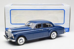 Rolls-Royce Silver Cloud III Flying Spur Mulliner RHD Bleu Foncé MCG 1:18 MCG18124 Métal Moulé — image 6 sur 6