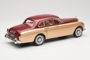 Rolls-Royce Silver Cloud III Flying Spur H.J. Mulliner Rouge & Or MCG 1:18 MCG18132 Métal Moulé — image 2 sur 6