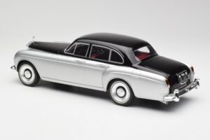 Rolls-Royce Silver Cloud III Mulliner Argent & Noir MCG 1:18 MCG18128 Métal Moulé — image 5 sur 6