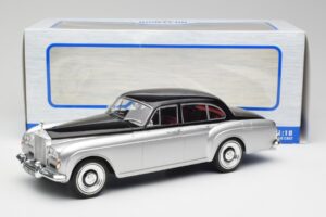 Rolls-Royce Silver Cloud III Mulliner Argent & Noir MCG 1:18 MCG18128 Métal Moulé — image 6 sur 6