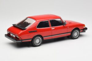 Saab 900 GL Rouge MCG 1:18 MCG18340 Métal Moulé — image 3 sur 6