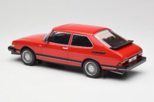 Saab 900 GL Rouge MCG 1:18 MCG18340 Métal Moulé — image 4 sur 6