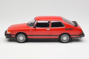 Saab 900 GL Rouge MCG 1:18 MCG18340 Métal Moulé — image 5 sur 6