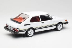 Saab 900 Turbo Blanc MCG 1:18 MCG18339 Métal Moulé — image 2 sur 6