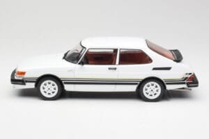 Saab 900 Turbo Blanc MCG 1:18 MCG18339 Métal Moulé — image 3 sur 6