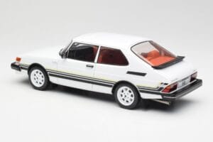 Saab 900 Turbo Blanc MCG 1:18 MCG18339 Métal Moulé — image 5 sur 6