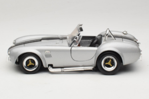 Shelby Cobra 427S/C Argent Avec Rayures Noires Road Signature 1:18 92058 Métal Moulé — image 4 sur 8