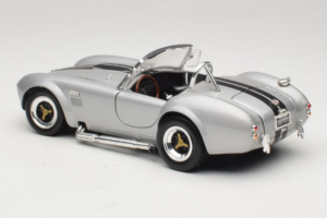Shelby Cobra 427S/C Argent Avec Rayures Noires Road Signature 1:18 92058 Métal Moulé — image 7 sur 8