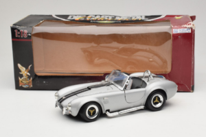 Shelby Cobra 427S/C Argent Avec Rayures Noires Road Signature 1:18 92058 Métal Moulé — image 8 sur 8