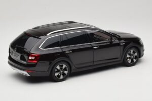 Skoda Octavia Mk4 Combi Marron Paudi Model 1:18 ZMR000005BRA Métal Moulé — image 3 sur 8