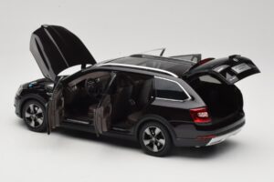 Skoda Octavia Mk4 Combi Marron Paudi Model 1:18 ZMR000005BRA Métal Moulé — image 5 sur 8