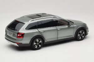 Skoda Octavia Mk4 Combi Vert Paudi Model 1:18 ZMR000005GRU Métal Moulé — image 3 sur 8