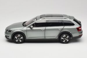 Skoda Octavia Mk4 Combi Vert Paudi Model 1:18 ZMR000005GRU Métal Moulé — image 4 sur 8
