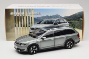 Skoda Octavia Mk4 Combi Vert Paudi Model 1:18 ZMR000005GRU Métal Moulé — image 8 sur 8