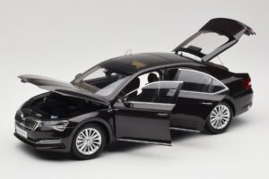 Skoda Superb Mk3 Noir Paudi Model 1:18 ZSS000006BLA Métal Moulé — image 2 sur 8