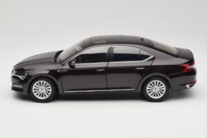 Skoda Superb Mk3 Noir Paudi Model 1:18 ZSS000006BLA Métal Moulé — image 4 sur 8