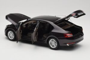 Skoda Superb Mk3 Noir Paudi Model 1:18 ZSS000006BLA Métal Moulé — image 5 sur 8