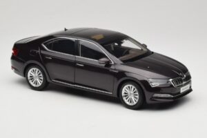 Skoda Superb Mk3 Noir Paudi Model 1:18 ZSS000006BLA Métal Moulé — image 6 sur 8