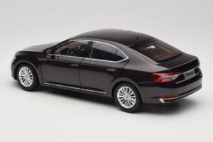 Skoda Superb Mk3 Noir Paudi Model 1:18 ZSS000006BLA Métal Moulé — image 7 sur 8