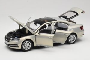 Skoda Superb Mk3 Or Paudi Model 1:18 ZSS000006GOLD Métal Moulé — image 2 sur 8