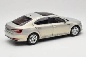 Skoda Superb Mk3 Or Paudi Model 1:18 ZSS000006GOLD Métal Moulé — image 3 sur 8