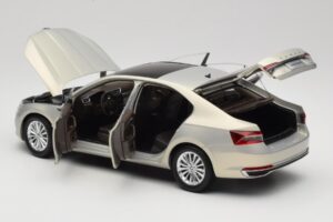 Skoda Superb Mk3 Or Paudi Model 1:18 ZSS000006GOLD Métal Moulé — image 5 sur 8