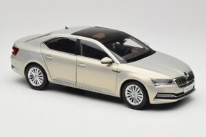 Skoda Superb Mk3 Or Paudi Model 1:18 ZSS000006GOLD Métal Moulé — image 6 sur 8