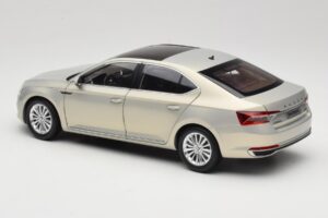 Skoda Superb Mk3 Or Paudi Model 1:18 ZSS000006GOLD Métal Moulé — image 7 sur 8