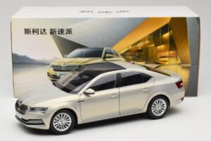 Skoda Superb Mk3 Or Paudi Model 1:18 ZSS000006GOLD Métal Moulé — image 8 sur 8