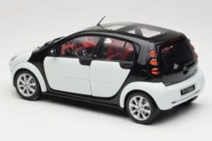 Smart Forfour Blanc Kyosho 1:18 0019141V001C01Q00 Métal Moulé — image 7 sur 8