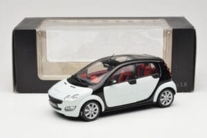 Smart Forfour Blanc Kyosho 1:18 0019141V001C01Q00 Métal Moulé — image 8 sur 8