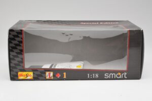 Smart Fortwo Noir & Blanc Maisto 1:18 56045 Métal Moulé — image 3 sur 3