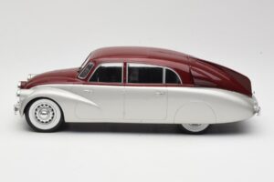Tatra 87 Argent & Rouge Foncé MCG 1:18 MCG18067 Métal Moulé — image 3 sur 6