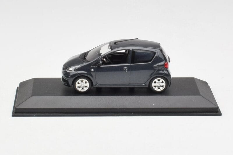 Toyota Aygo AB10 Grey Metallic Minichamps 1:43 AYGO001 Métal Moulé