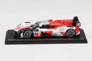 Toyota GR010 Hybrid Hypercar #8 S. Buemi / B. Hartley / R. Hirakawa Toyota Gazoo Racing 24 Hours of Le Mans 2023 Spark 1:43 T — image 2 sur 4