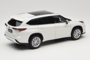 Toyota Highlander XU70 Blanc OEM 1:18 26071-2011 Métal Moulé — image 3 sur 8