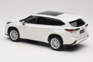 Toyota Highlander XU70 Blanc OEM 1:18 26071-2011 Métal Moulé — image 7 sur 8