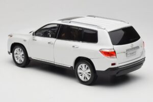 Toyota Highlander XU40 Blanc Paudi Model 1:18 2043612-W1 Métal Moulé — image 7 sur 8