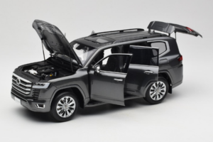 Toyota Land Cruiser LC300 ZX Gris LCD 1:18 LCD18013-ZX-GR Métal Moulé — image 2 sur 8