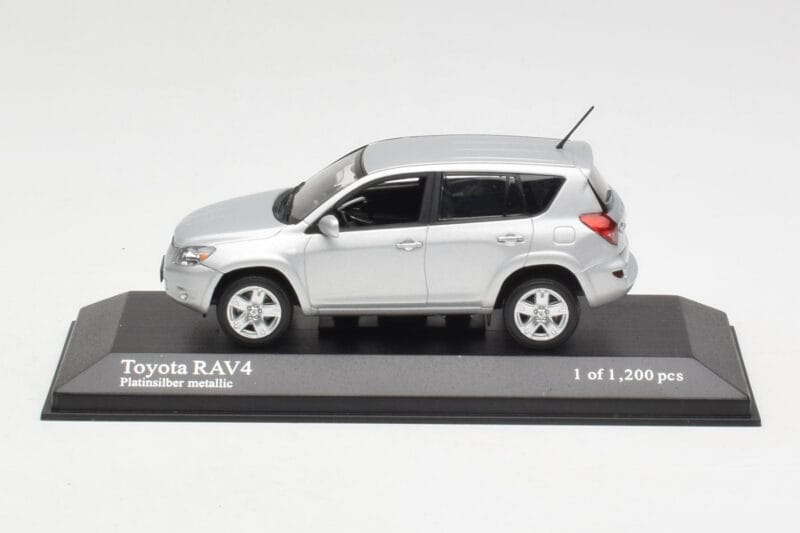 Toyota RAV4 XA30 Argent Minichamps 1:43 Toyota RAV4 XA30 Argent Minichamps 1:43 400166570 Métal Moulé