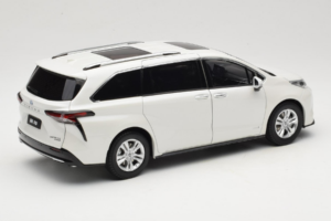 Toyota Sienna XL30 Blanc OEM 1:18 TOYOTA013 Métal Moulé — image 3 sur 8