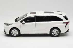 Toyota Sienna XL30 Blanc OEM 1:18 TOYOTA013 Métal Moulé — image 4 sur 8