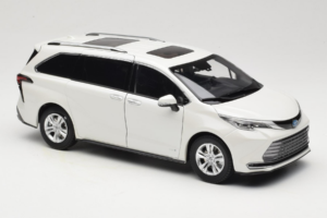 Toyota Sienna XL30 Blanc OEM 1:18 TOYOTA013 Métal Moulé — image 6 sur 8