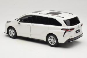 Toyota Sienna XL30 Blanc OEM 1:18 TOYOTA013 Métal Moulé — image 7 sur 8