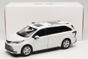 Toyota Sienna XL30 Blanc OEM 1:18 TOYOTA013 Métal Moulé — image 8 sur 8