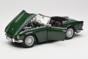Triumph TR4 British Racing Green Revell 1:18 08827-T1 Métal Moulé — image 2 sur 8