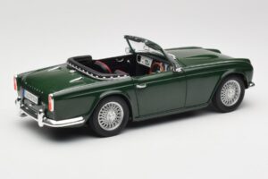 Triumph TR4 British Racing Green Revell 1:18 08827-T1 Métal Moulé — image 3 sur 8