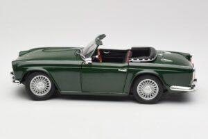 Triumph TR4 British Racing Green Revell 1:18 08827-T1 Métal Moulé — image 4 sur 8
