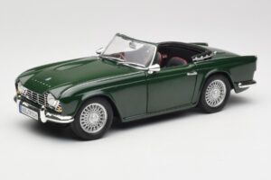 Triumph TR4 British Racing Green Revell 1:18 08827-T1 Métal Moulé
