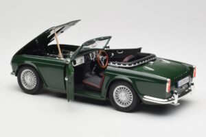Triumph TR4 British Racing Green Revell 1:18 08827-T1 Métal Moulé — image 5 sur 8